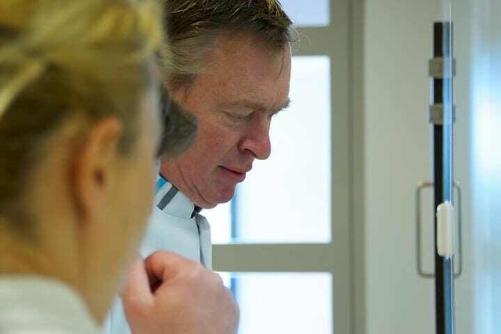 Minister Bruno Bruins brengt bezoek aan ziekenhuisapotheek
