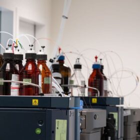 𝗢𝗻𝗱𝗲𝗿𝘇𝗼𝗲𝗸 𝗻𝗮𝗮𝗿 𝟱-𝗙𝗹𝘂𝗼𝗿𝗼𝘂𝗿𝗮𝗰𝗶𝗹𝘀𝗽𝗶𝗲𝗴𝗲𝗹𝘀 𝗯𝗶𝗷 𝗽𝗮𝘁𝗶ë𝗻𝘁𝗲𝗻 𝗺𝗲𝘁 𝗸𝗮𝗻𝗸𝗲𝗿